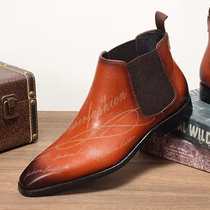 Vue détaillée des bottines Chelsea pour hommes en cuir avec texte gravé au laser