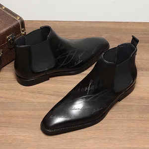 Vue détaillée de bottines Chelsea en cuir noir de qualité avec texte gravé au laser.