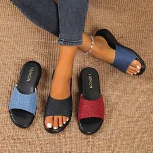 Detailansicht der Keilsandaletten für Damen in mehreren Farben mit gewebter Textur