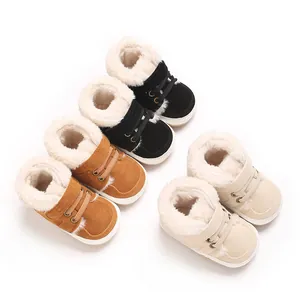 Detailansicht von Baby-Winterstiefeln in Schwarz, Braun und Beige mit Plüschfutter und Gummisohle