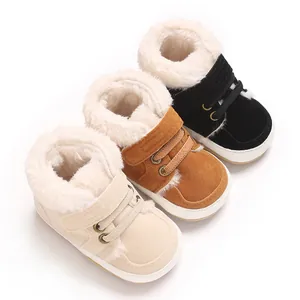 Kuschelige Baby-Plüschstiefel in Beige, Braun und Schwarz mit warmem Kunstfellfutter.