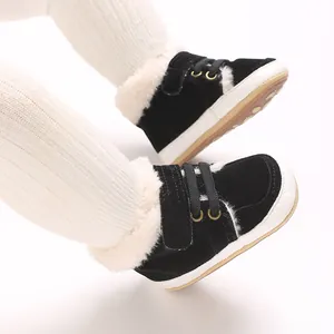 Nahaufnahme schwarzer Baby-Winterstiefel mit weichem Plüschfutter und Gummisohle