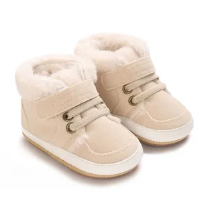 Detailansicht der beigen Baby-Winterstiefel mit flauschigem Kunstfellfutter und Gummisohle