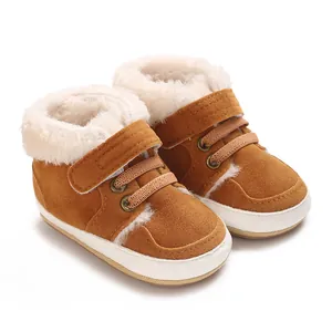 Warme braune Babystiefel für den Winter mit weißem Plüschfutter und weicher Gummisohle.