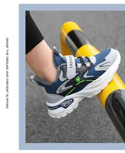 Detalle de zapatillas deportivas de invierno para niños con forro cálido y suela gruesa