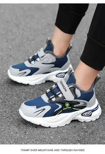 Detalle de zapatillas deportivas de invierno para niño con paneles de cuero