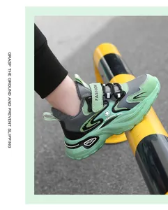 Primer plano de zapatillas deportivas de invierno para niños con forro cálido y velcro