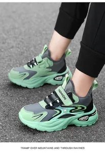 Vista detallada de zapatillas deportivas de invierno para niños en cuero verde y gris