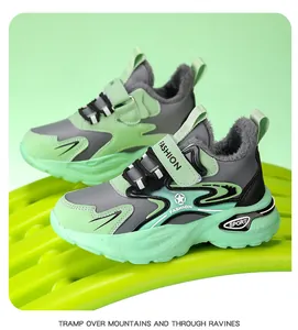 Detalle de zapatillas deportivas de invierno para niño con forro cálido y cuero verde