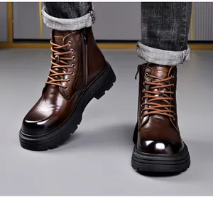 Detailopname van bruine lederen Martin-boots met ritssluiting en een dikke zool