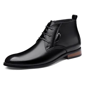 Schwarze Herren-Lederstiefeletten mit 6 cm Höhensteigerung auf weißem Hintergrund