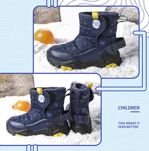Vista dettagliata degli stivali da neve blu per bambini con motivi di fiocchi nella neve