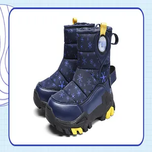 Dettaglio degli stivali da neve blu navy per bambini con motivi a fiocco di neve e imbottitura