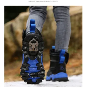 Gros plan de la semelle des bottes de neige pour enfants avec crampon métallique.