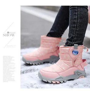 Stivali da neve rosa per bambini con motivo a fiocchi di neve e suole antiscivolo.