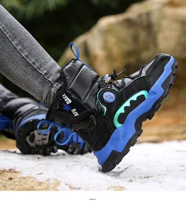 Vue détaillée des bottes de neige matelassées pour garçons avec semelle en caoutchouc bleue