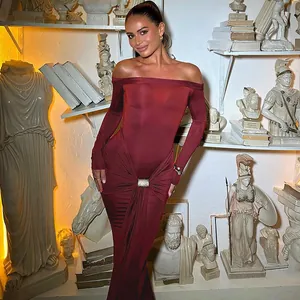 Robe longue élégante bordeaux à épaules dénudées avec drapé et boucle à la taille