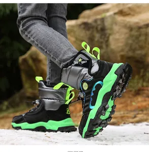Vue détaillée de bottes de neige chaudes et antidérapantes pour enfants en vert et noir