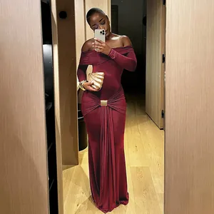 Robe longue élégante bordeaux à épaules dénudées avec taille plissée sur le mannequin