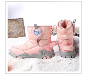 Dettaglio di stivali da neve rosa per bambina con calda fodera in pile e fiocchi