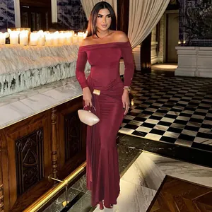Élégante robe longue bordeaux à épaules dénudées et manches longues coupe ajustée.