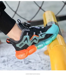 Primo piano di scarpe invernali da bambino foderate in pile con suola colorata e boa
