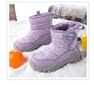 Dettaglio ravvicinato di stivali da neve viola per bambini con fodera e fiocchi di neve