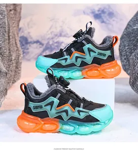 Dettaglio di scarpe sportive invernali per bambini foderate in pile con fibbia rotante.