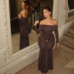 Robe longue moulante marron élégante à épaules dénudées, manches longues et détails