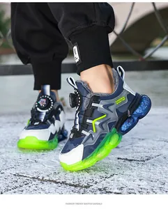 Dettaglio scarpe sportive invernali foderate per bambini con suole verde neon all'aperto