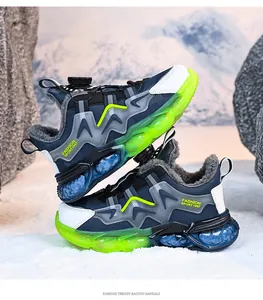 Dettaglio di sneakers invernali calde da bambino con fodera in pile e lacci a rotella