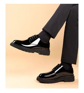 Vue latérale détaillée de chaussures derby en cuir verni noir pour hommes à semelles compensées.