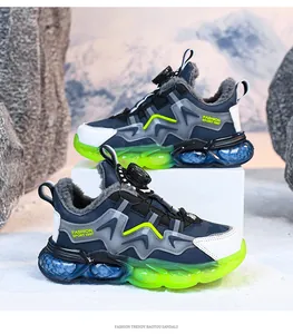 Vista dettagliata di sneakers invernali calde per ragazzi con fodera in pelliccia e fibbia.