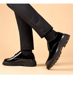 Vue de côté détaillée des chaussures richelieu en cuir verni noir pour homme à plateforme