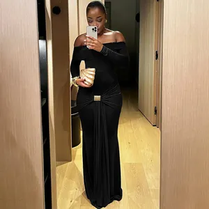 Élégante robe longue noire à épaules dénudées avec un détail doré à la taille chic