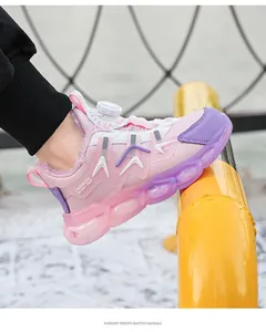 Primo piano di scarpe invernali rosa per bambini con fodera felpata e fibbia