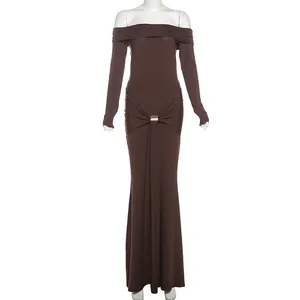 Robe longue moulante marron à épaules dénudées avec manches longues et détail à la taille