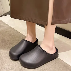 Nahaufnahme von schwarzen gefütterten Clogs zeigt den Komfort und die Materialtextur