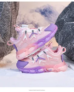 Dettaglio scarpe sportive invernali per bambini rosa e viola con calda fodera in pelliccia.