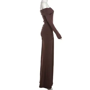 Vue de côté d'une robe longue moulante marron foncé à épaules dénudées élégante.