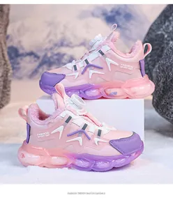 Sneakers invernali rosa e viola per bambini con fodera in peluche e chiusura a rotella.