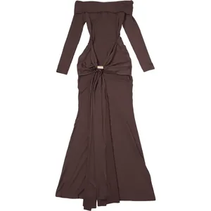 Robe longue marron foncé à épaules dénudées avec manches longues et anneau doré chic