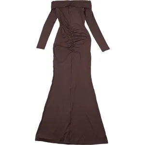 Robe longue moulante marron chocolat à épaules dénudées avec fronces et manches longues.