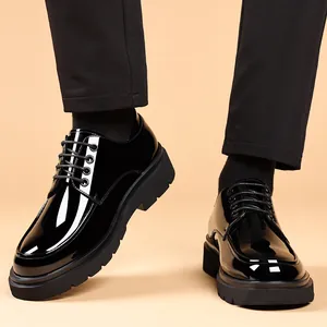 Chaussures de ville élégantes en cuir verni noir pour hommes à semelles compensées