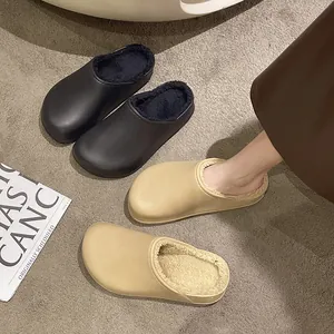 Nahaufnahme von bequemen, mit Fleece gefütterten, wasserdichten Leder-Clogs in Beige