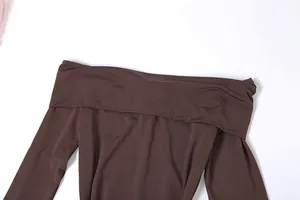 Gros plan d'une robe marron à épaules dénudées et manches longues avec col à revers.