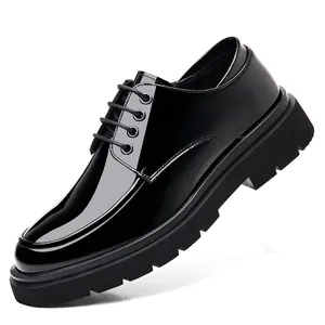 Chaussures de ville en cuir verni noir pour hommes avec semelles épaisses style anglais