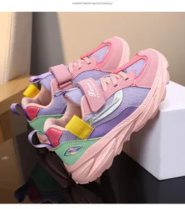 Vue détaillée de baskets en mesh respirant pour filles avec panneaux colorés et scratchs.