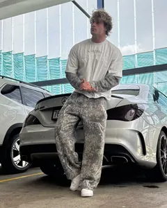 Detailansicht der grauen Herren-Camo-Fitnesshose mit geradem Bein und modernem Print.