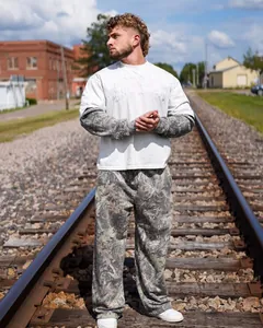 Detaillierte Ansicht einer Herren-Camo-Hose mit geradem Bein an einem Model im Freien